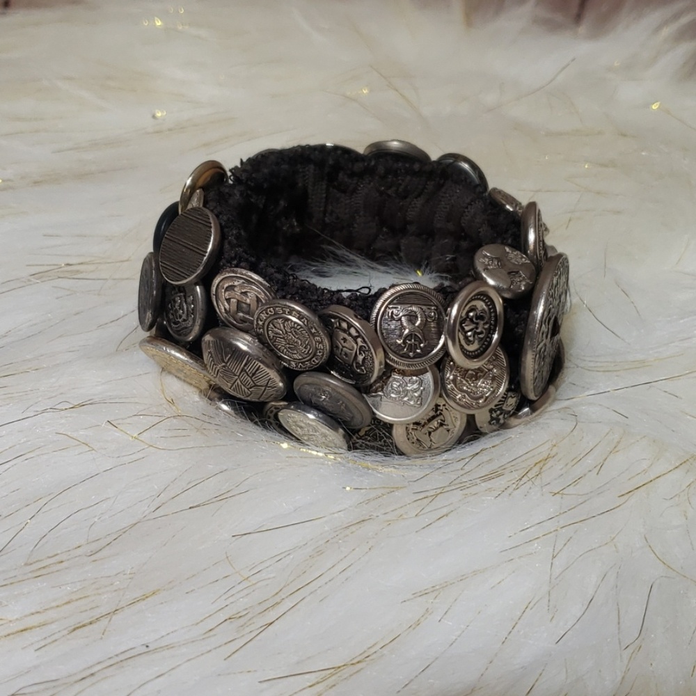 Handcrafted silver button bracelet - Picture 6 of 8